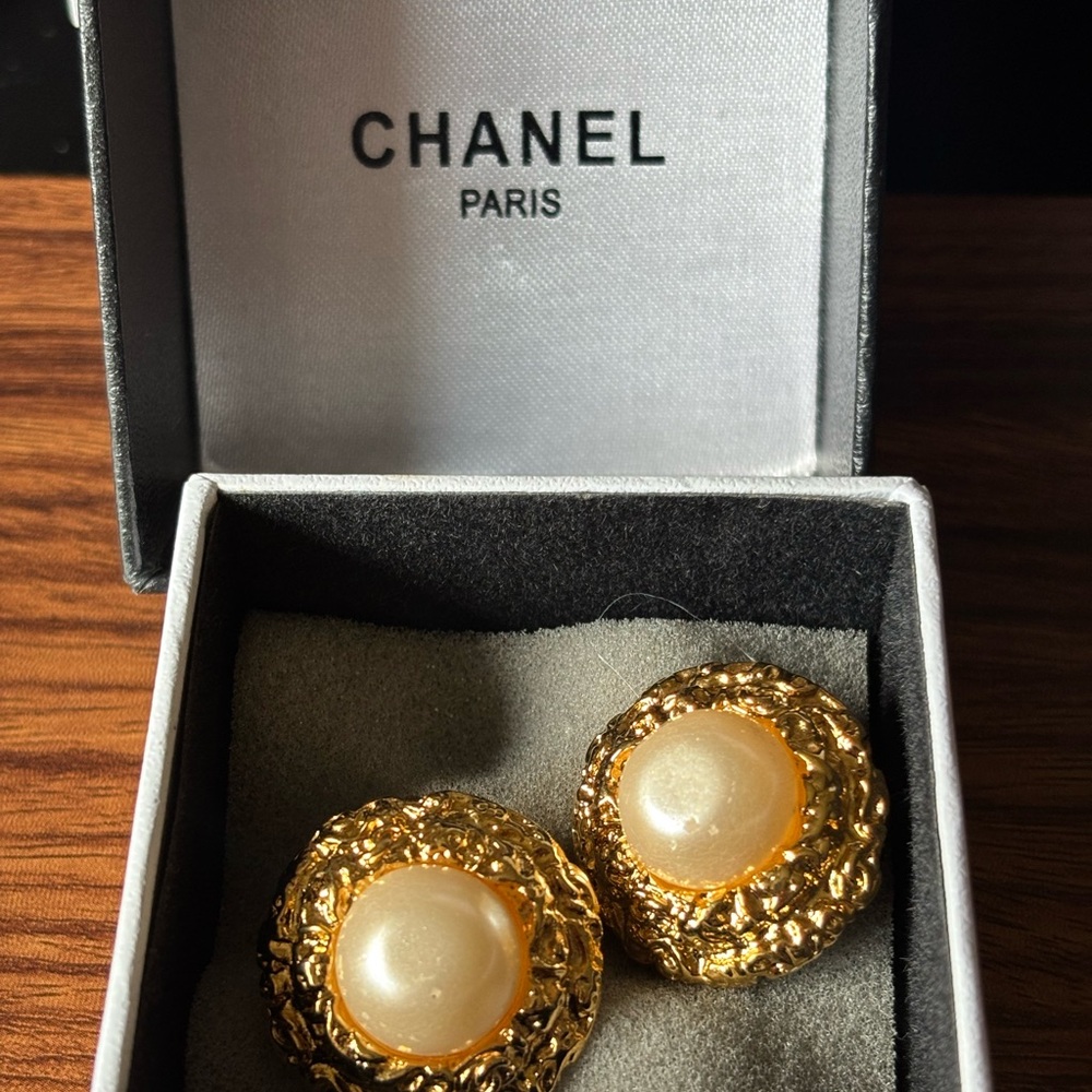CHANEL Vintage Gold Cream Pearl Filigree clip on Earrings